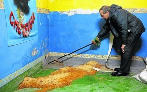 Pared con humedad y pintura descascarillada, tratamiento contra humedades Murprotec