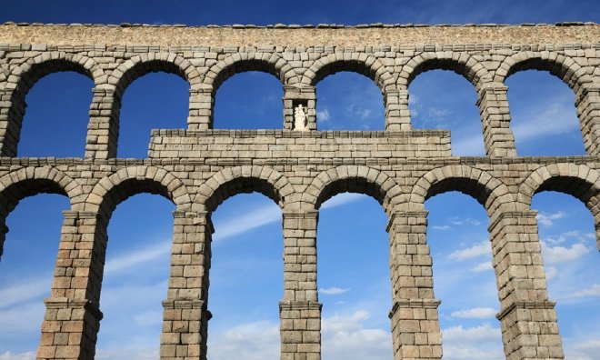 Edificio histórico con arcos y piedra — conservación contra humedades Murprotec