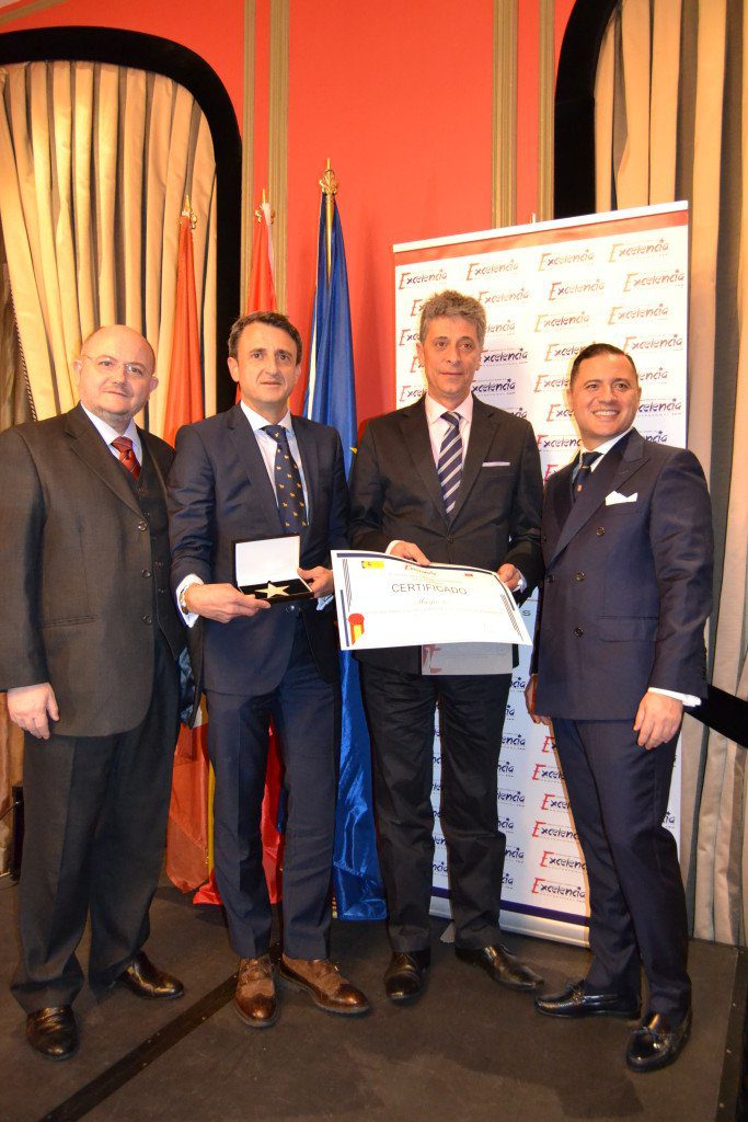 Representantes de Murprotec recogiendo el premio Estrella de Oro de la mano de los portavoces del Instituto para el Excelencia Profesional