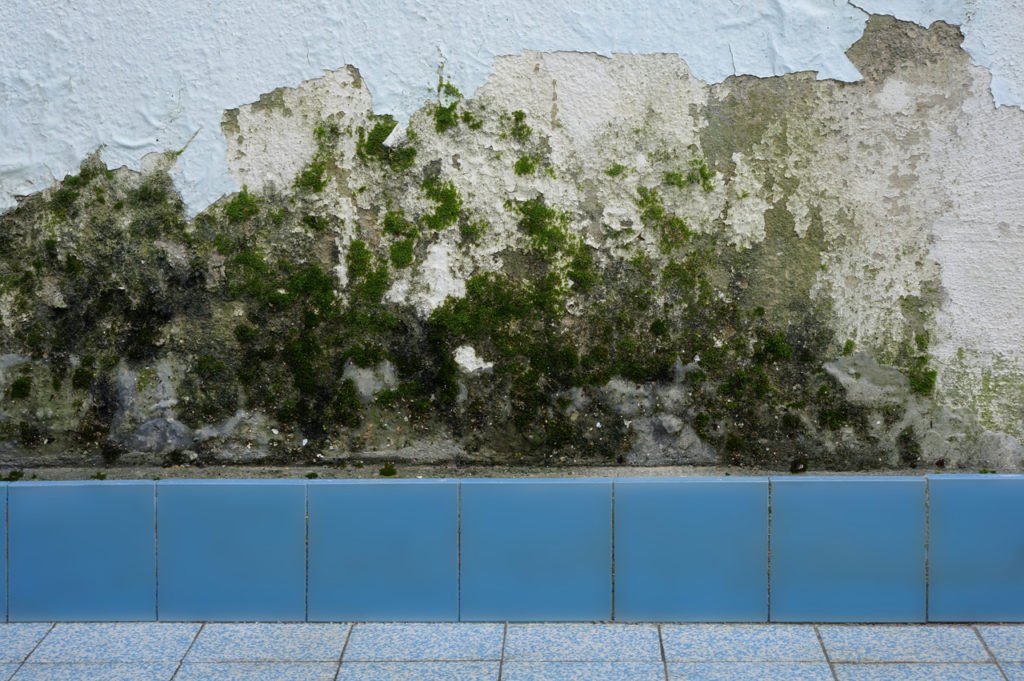 Hintergrund Wasserschaden im Badezimmer