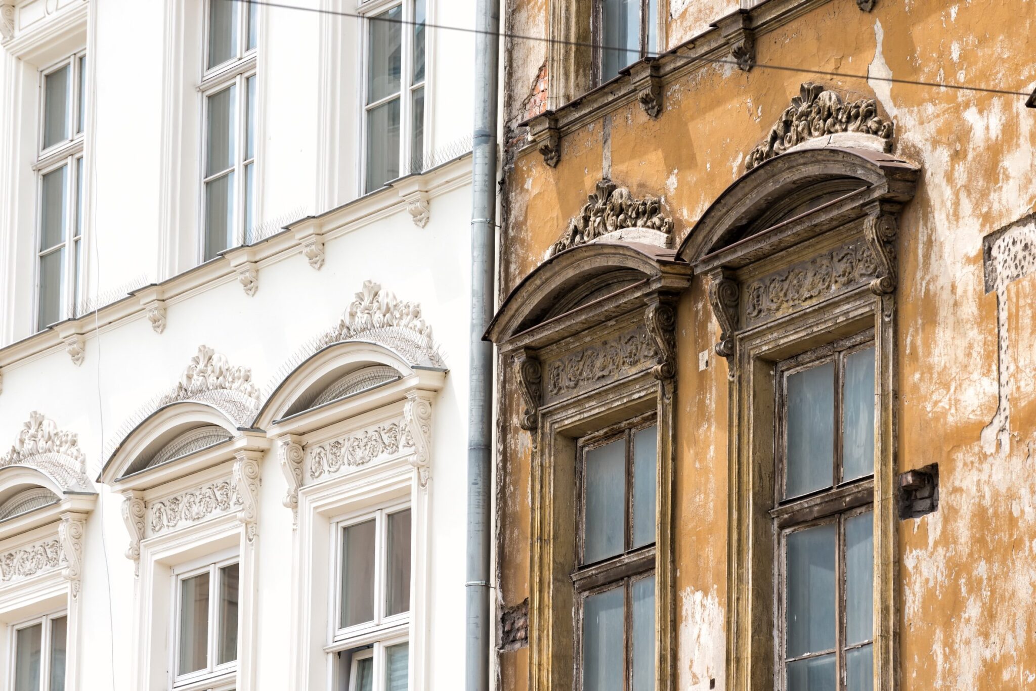 Presencia de humedades estructurales en edificios.