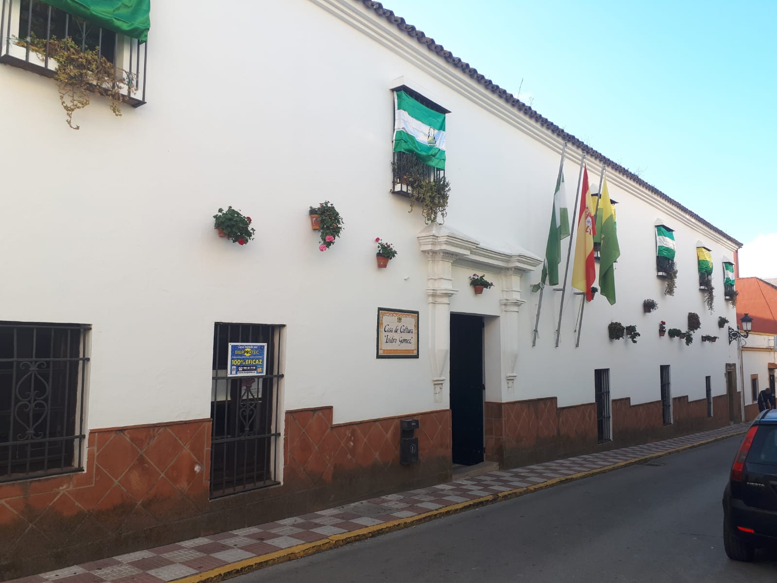 Fachada de vivienda con humedades y manchas de agua — tratamiento profesional Murprotec
