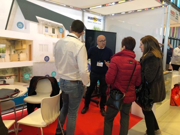 El equipo de Murprotec atiende a los asistentes en el stand