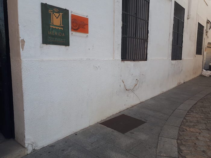 Estado de la fachada de la sede oficial del Festival Internacional de Teatro Clásico de Mérida. 
