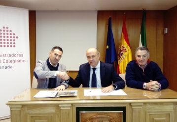 Momento de la firma del convenio entre CAF Granada y Murprotec