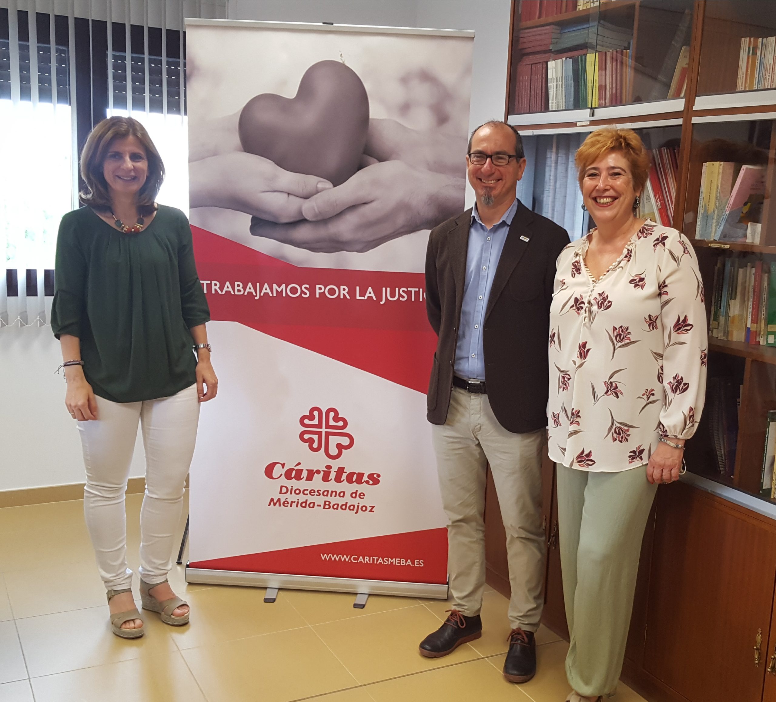 Juan Federico Gallardo, director de Murprotec en Badajoz con las responsables de Cáritas en la región