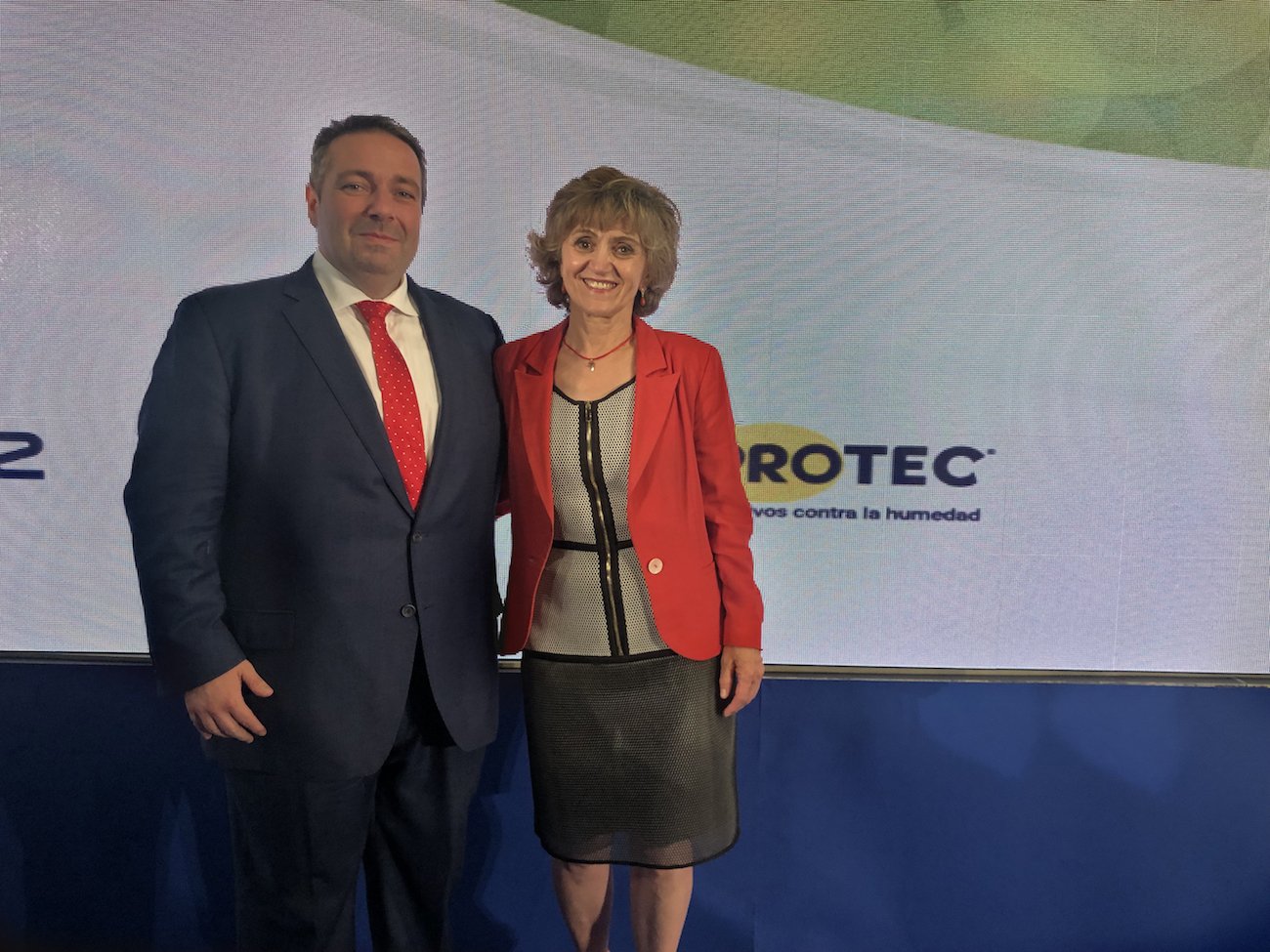 La ministra de Sanidad, Maria Luisa Carcedo y Miguel Ángel Arana, director de Marketing de Murprotec en los Premios A Tu Salud