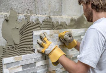 Humedad en pared con pintura descascarillada — tratamiento profesional Murprotec