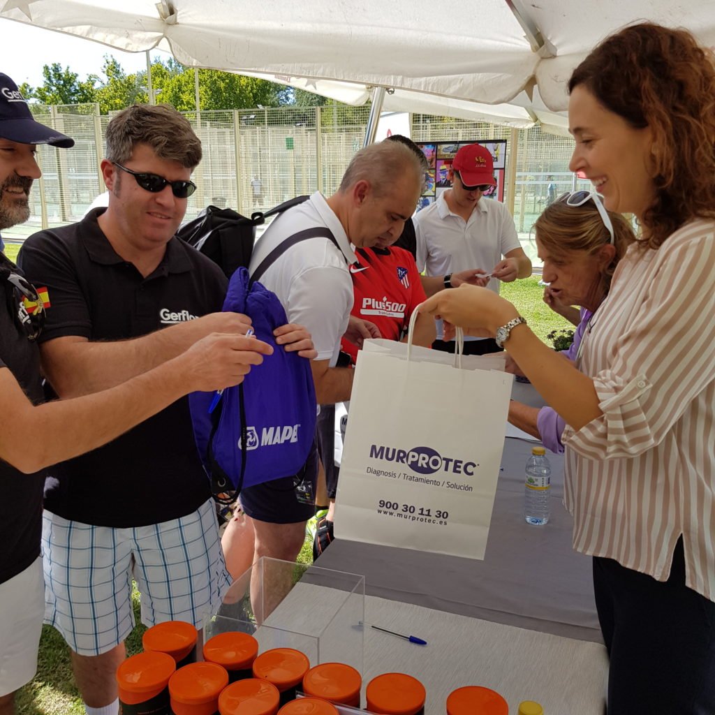 Momento de recepción de asistentes al torneo.