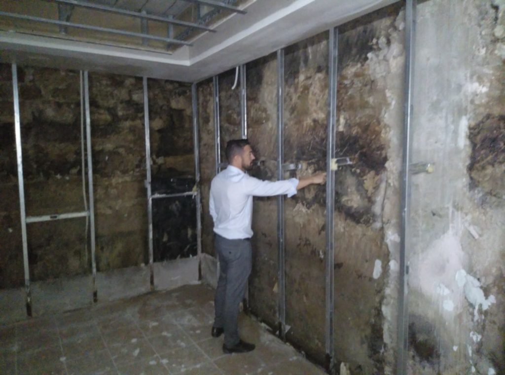 Manuel Martínez comprobando los muros del sótano afectados con humedades por filtración lateral