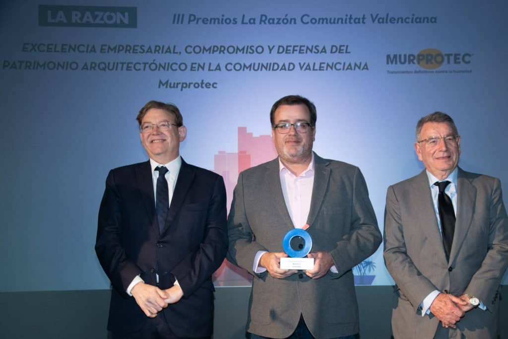 Ximo Puig con Valentín Ballesteros (Murprotec) en acto sobre humedades en Valencia