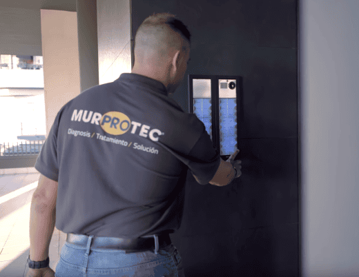 Técnico Murprotec en Colegio de Arquitectos de Murcia antes de jornada - soluciones humedades