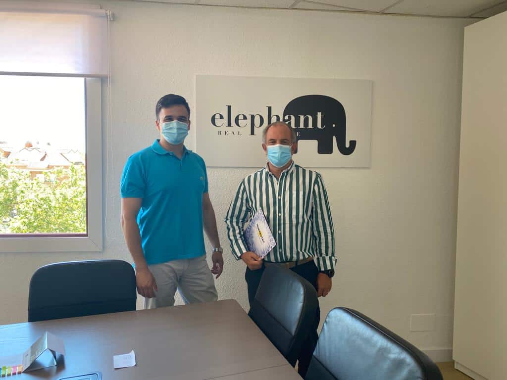 Firma de convenio Murprotec en Villalba con Jesús Abio y Félix Barragán (Elephant Real Estate)