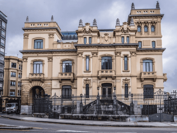 Edificio histórico Banco Urquijo en Gijón, sede formativa Murprotec - rehabilitación humedades