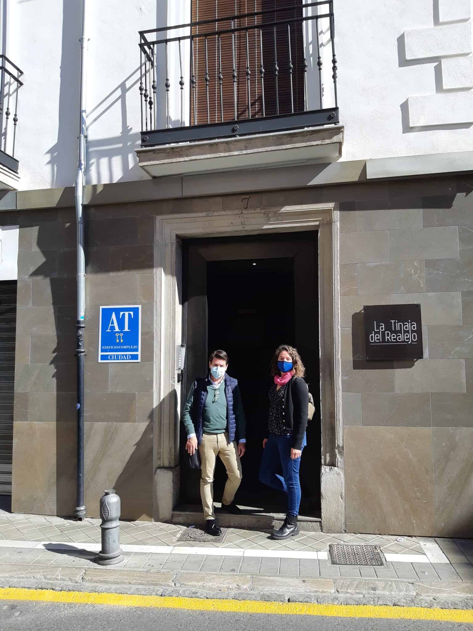Técnico Murprotec Jorge Díaz con gerente María del Rosario, diagnóstico de humedades