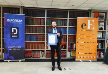 Equipo Murprotec recibiendo premio por solución de humedades en acto institucional