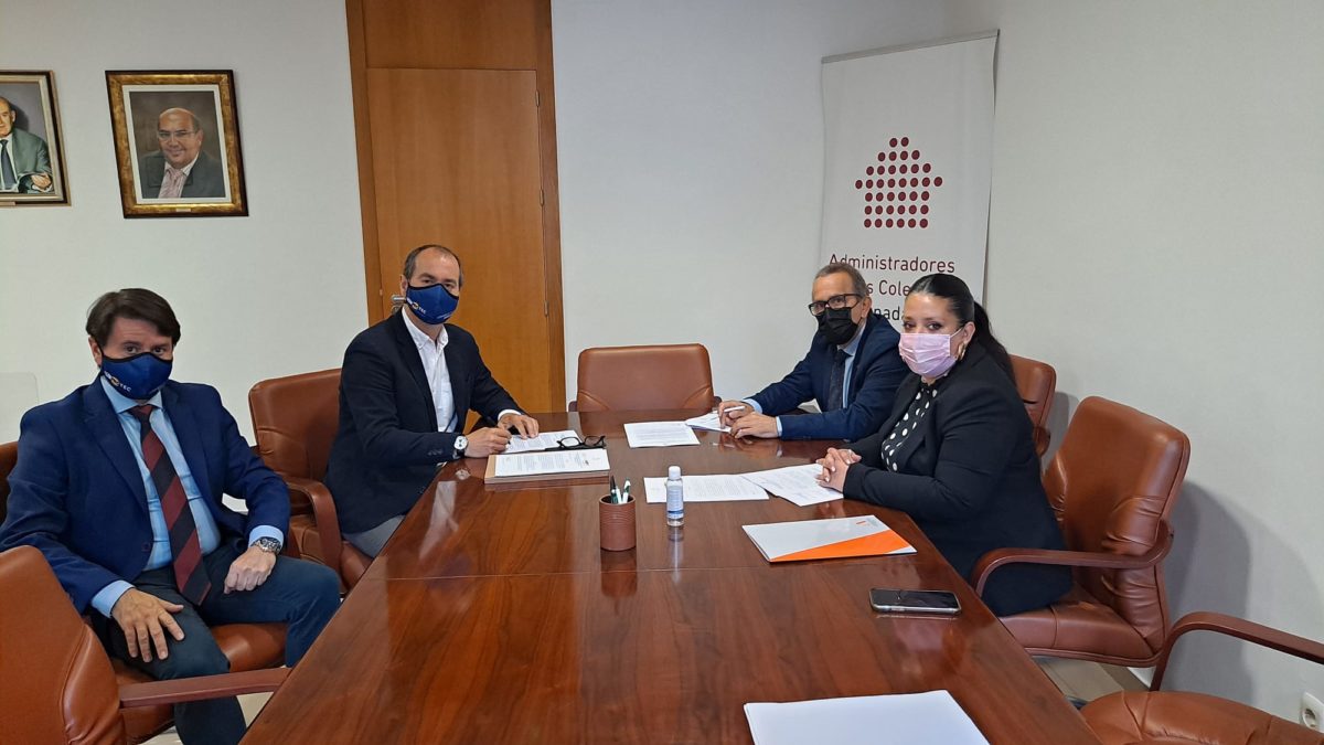 Momento de la firma entre el Colegio de Administradores de Fincas de Granada y Murprotec