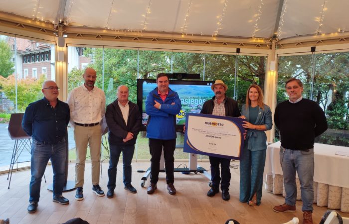 De izda a dcha_ representantes de San Pedro del Romeral, Puente Viesgo, Villacarriedo y Grupo de Acción Local de Valles PAsiegos, Miera, San Roque de Riomera, Murprotec y VAVAUP Murprotec: acuerdo contra humedades en Cantabria