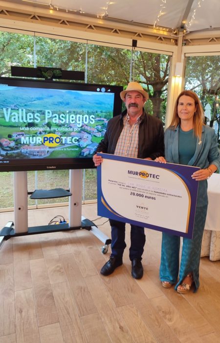 El ganador Antonio Fernández, alcalde de San Roque de Riomiera y Begoña Sánchez, directora de Murprotec en Cantabria Murprotec Cantabria: premio contra humedades