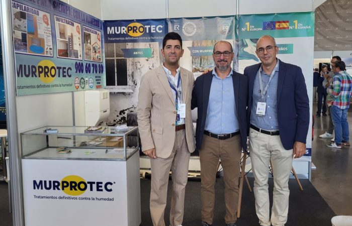 Equipo de Murprotec en Expoconstruye. De iqda. a dcha. Javier Maestre , técnico de diagnosis, Juan Federico Gallardo, director de Andalucía y Alberto Gil , técnico de diagnosis. Solución a humedades en paredes con Murprotec