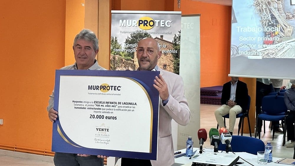 Sebastián Torres (Director territorial en Salamanca de Murprotec) con el ganador del premio de 20,000€ Jose Mª Garrido (Alcalde Lagunilla).
