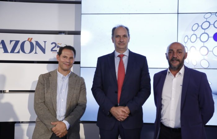 Alain de Fuentes y Sebastián Torres, de Murprotec, junto al consejero de Digitalización de la Comunidad de Madrid. Soluciones humedades por capilaridad Murprotec