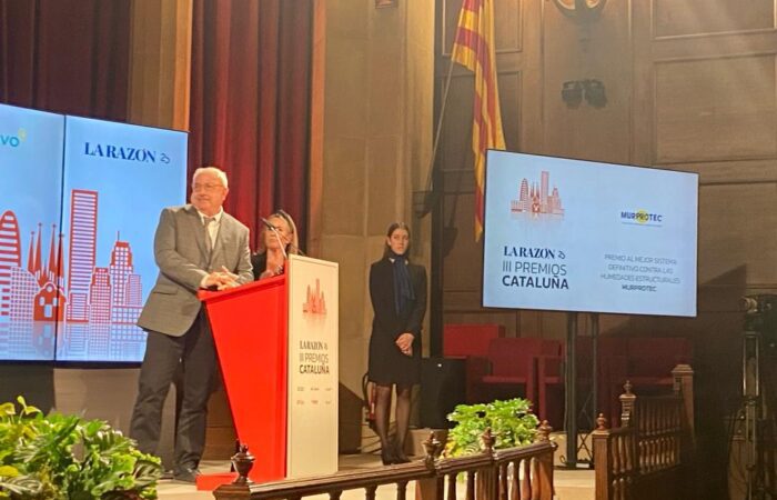 Ignacio Lago, director de Murprotec Cataluña recogiendo el premio de La Razón