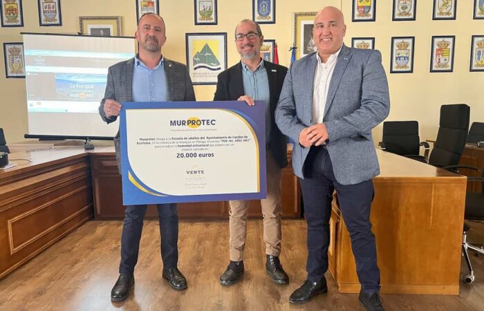 El Alcalde de Canillas de Aceituno junto al director de Murprotec y el presidente del Centro de Desarrollo Rural de la Axarquía Murprotec humedades en Canillas de Aceituno