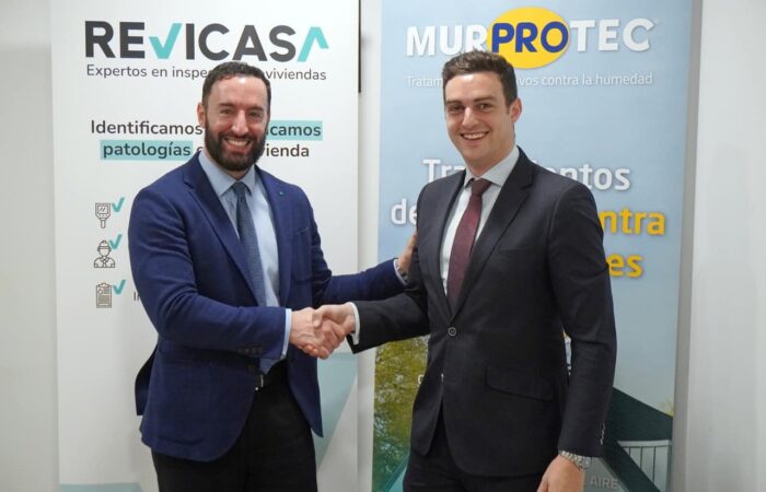 Miguel Ángel López, CEO de Murprotec y Daniel Martín, cofundador de Revicasa, durante la firma del convenio