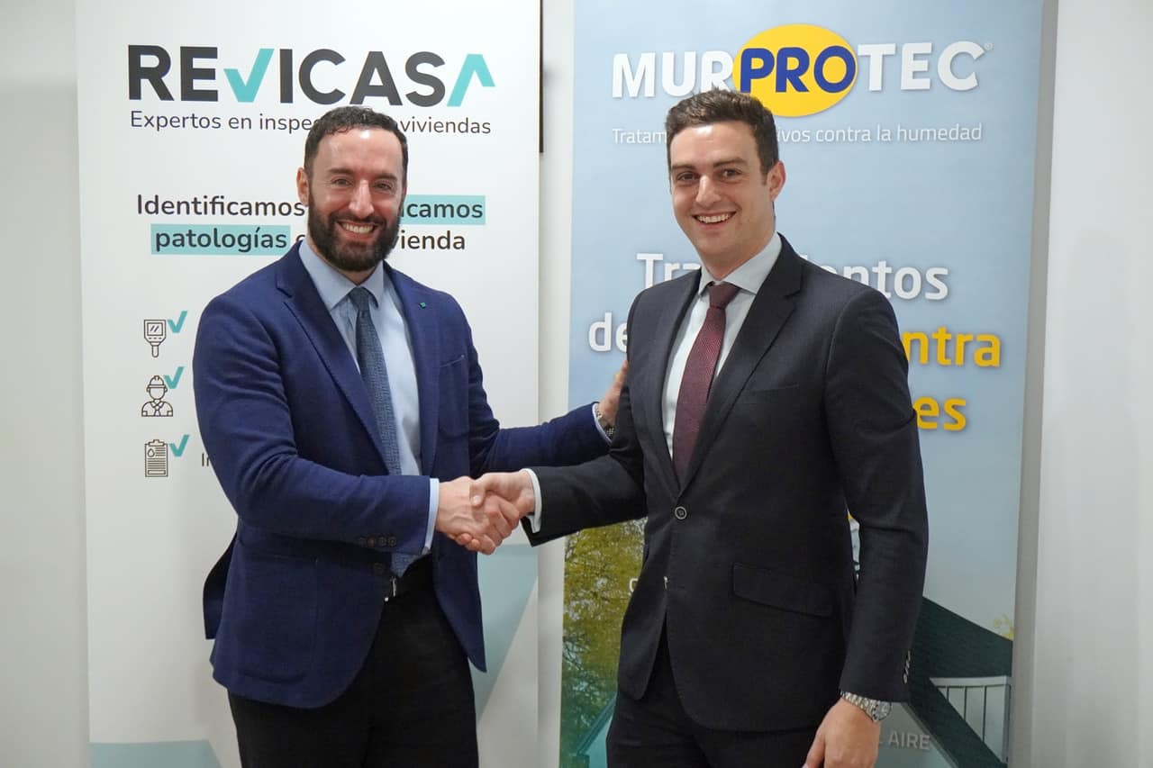 Miguel Ángel López, CEO de Murprotec y Daniel Martín, cofundador de Revicasa, durante la firma del convenio