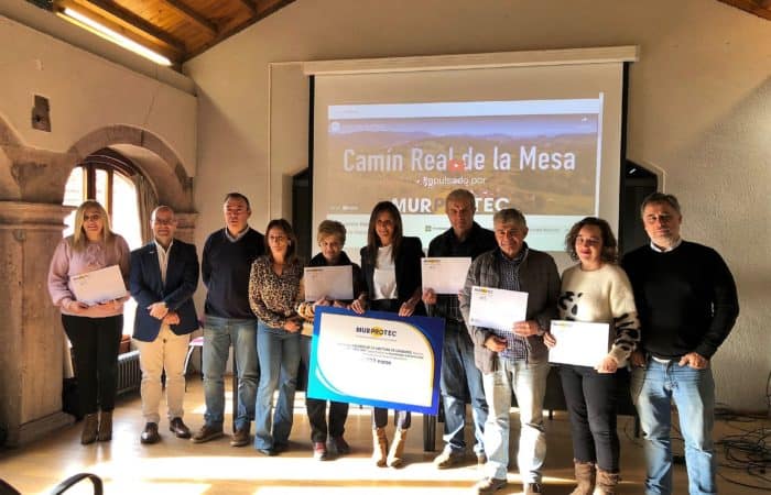foto-de-grupo-con-ayuntamientos-finalistas-y-premiado-presentacion-campana-por-mil-anos-mas-vente-a-vivir-a-un-pueblo-y-murprotec-700×450