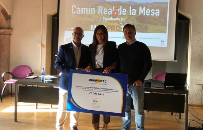 miguel-angel-leite-director-murprotec-en-asturias-con-marta-menendez-alcaldesa-de-candamo-y-ramon-pradera-creador-de-de-vente-a-vivir-a-un-pueblo-700×450