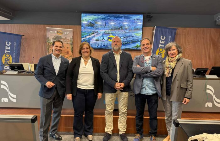 Equipo de Murprotec junto a la alcaldesa de Estella y el alcalde de Oteiza Equipo de Murprotec junto a la alcaldesa de Estella y el alcalde de Oteiza