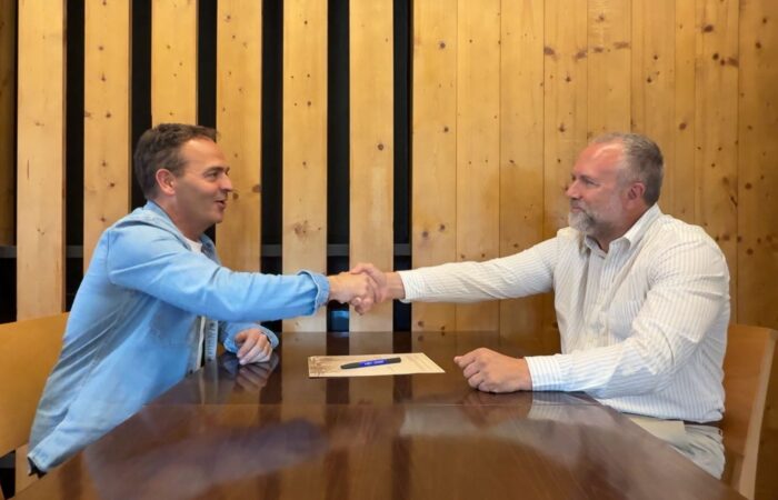 Firma del acuerdo entre el alcalde de Oteiza y el director de Murprotec en Navarra Firma del acuerdo entre el alcalde de Oteiza y el director de Murprotec en Navarra
