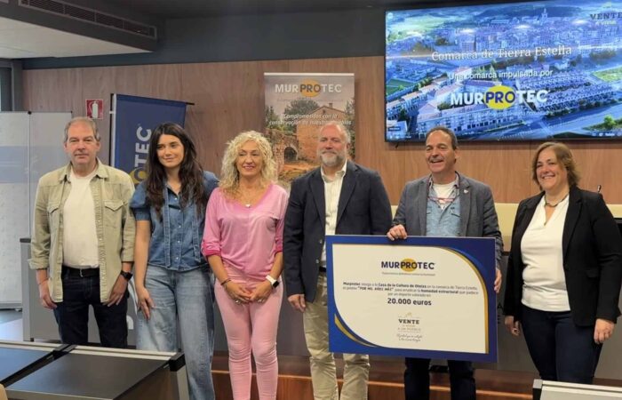 Representantes de los ayuntamientos participantes de tierra Estella junto a Juan Carlos Tejedor, director de Murprotec en Navarra Representantes de los ayuntamientos participantes de tierra Estella junto a Juan Carlos Tejedor, director de Murprotec en Navarra