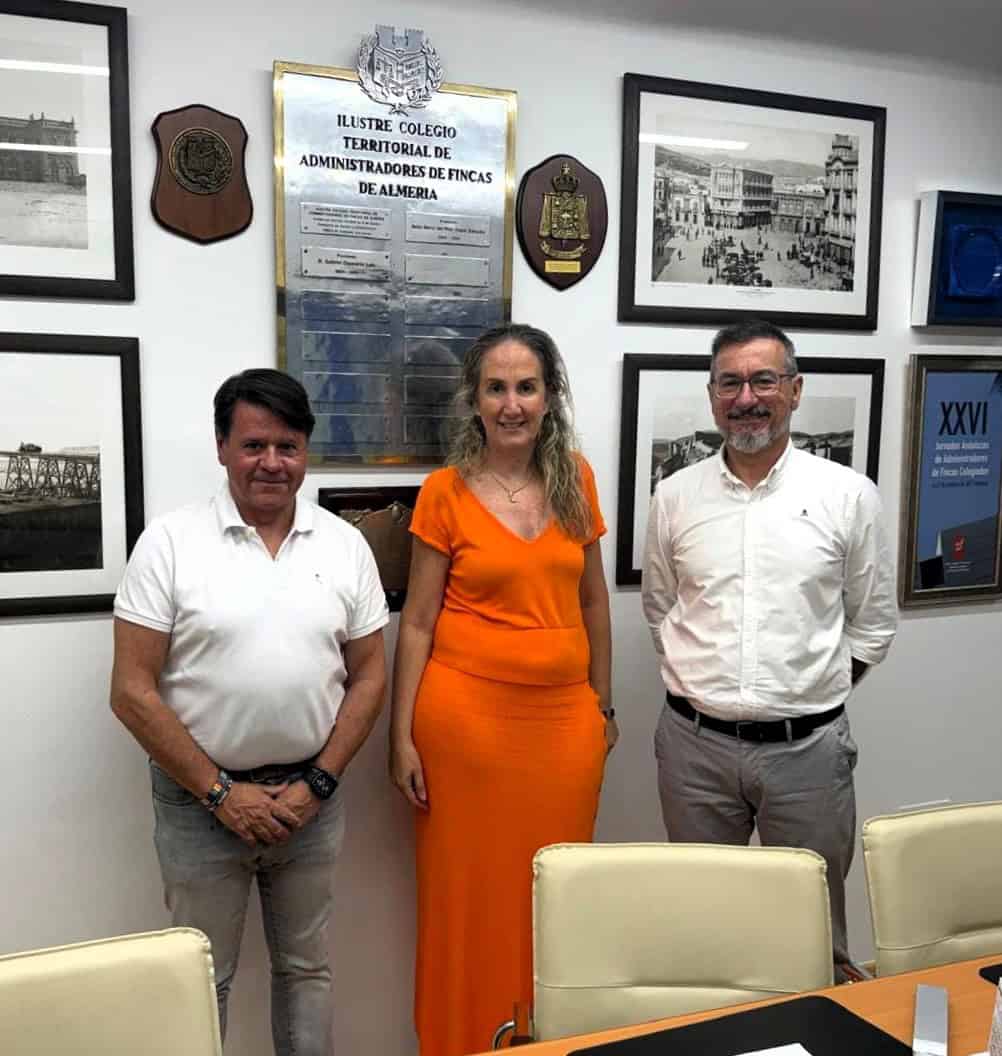 Momento de la firma del acuerdo entre el CAF Almería y Murprotec 2