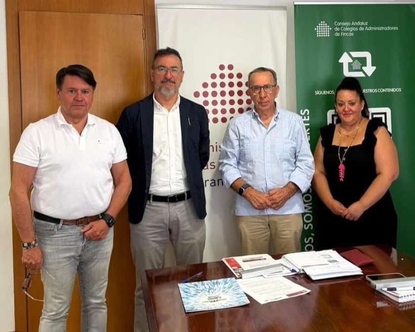 Momento de la firma del acuerdo entre el CAF Granada y Murprotec.