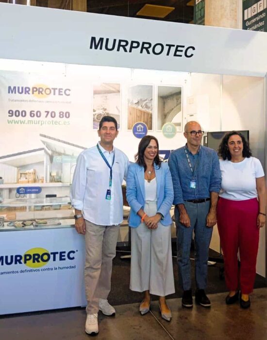 Con Carmen Sánchez. (Delegada de fomento y vivienda de Cádiz) y con Rocío Díaz (consejera de vivienda, juventud y ordenación de la Junta de Andalucia).